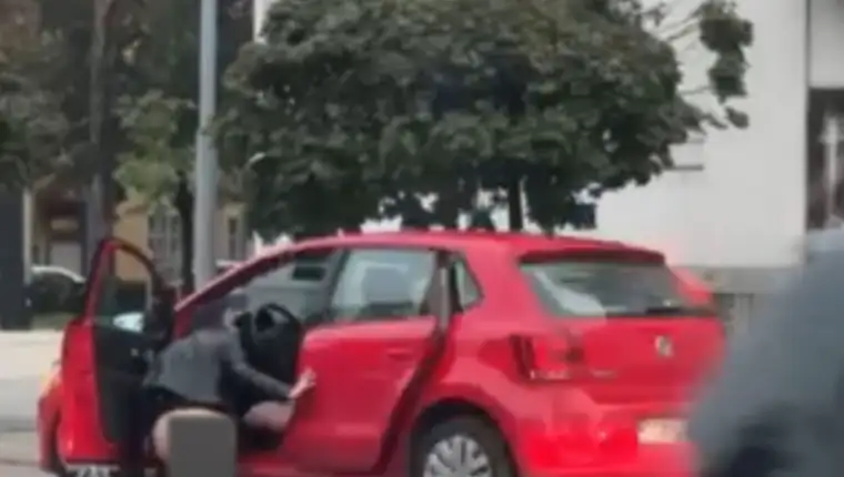 banjalucanka vrsi nuzdu pored auta