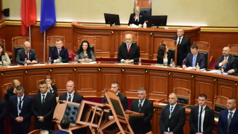 AA-20231120-32974582-32974563-ALBANIJA_OPOZICIJA_BAKLJAMA_OMETALA_GLASANJE_O_BUDZETU_U_PARLAMENTU