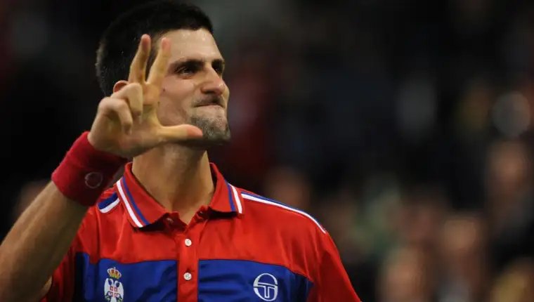 novak djokovic tri prsta