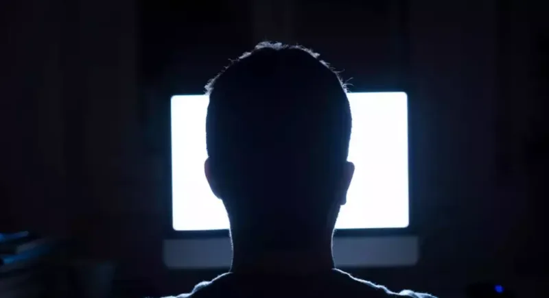 muskarac gleda tv