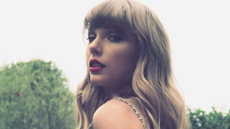TAYLOR SWIFT