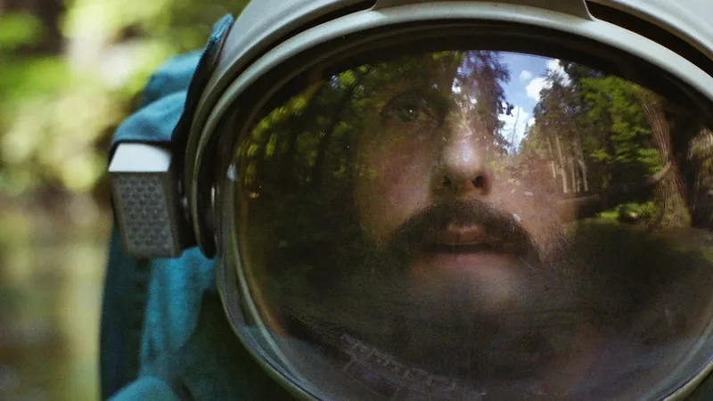 adam-sandler-is-an-adrift-astronaut-in-netflixs-first-teaser_phrn.2560