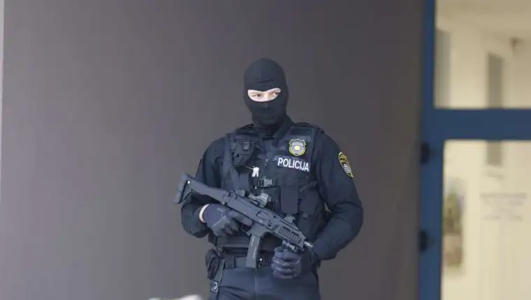 policija