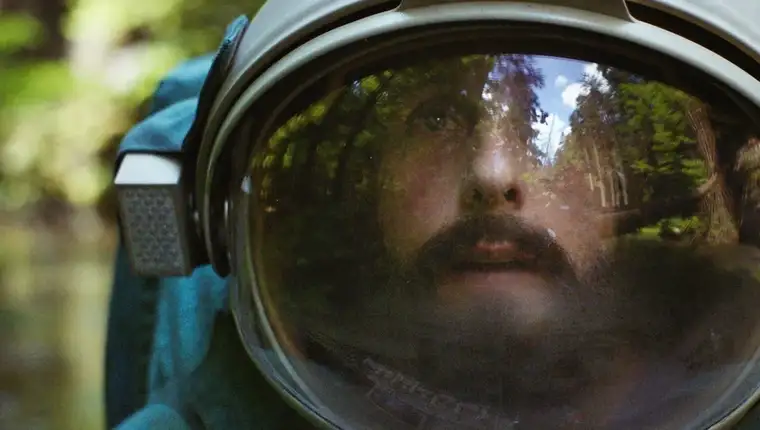 adam-sandler-is-an-adrift-astronaut-in-netflixs-first-teaser_phrn.2560