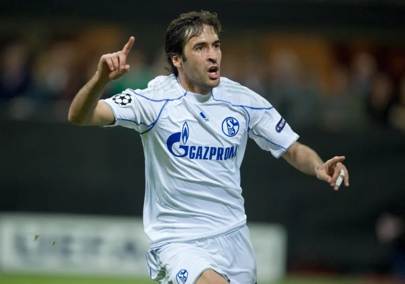 raul-gonzalez-celebra-tras-marcar-en-el-inter-de-milan-schalke-04-de-cuartos-de-final-de-la-champions-league-2010-11--efe-bernd-thissen