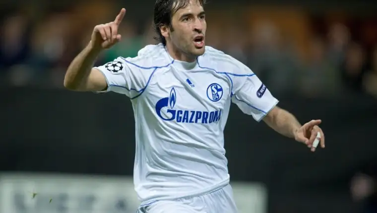 raul-gonzalez-celebra-tras-marcar-en-el-inter-de-milan-schalke-04-de-cuartos-de-final-de-la-champions-league-2010-11--efe-bernd-thissen