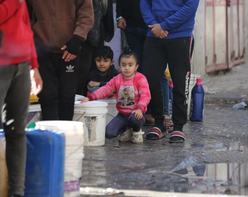 AA-20240211-33677327-33677326-PALESTINCI_CEKAJU_U_REDOVIMA_NESTASICE_VODE_U_GAZI_KOJA_JE_POD_IZRAELSKIM_NAPADIMA