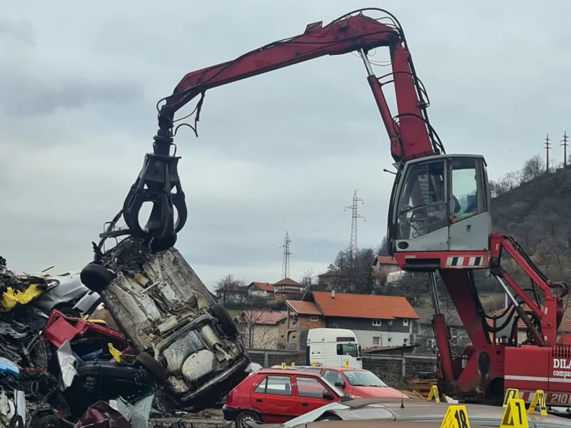 unistavanje auta zenica