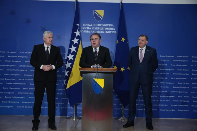 sastanak trojka hdz snsd (16)
