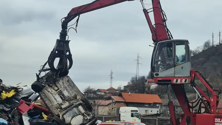 unistavanje auta zenica