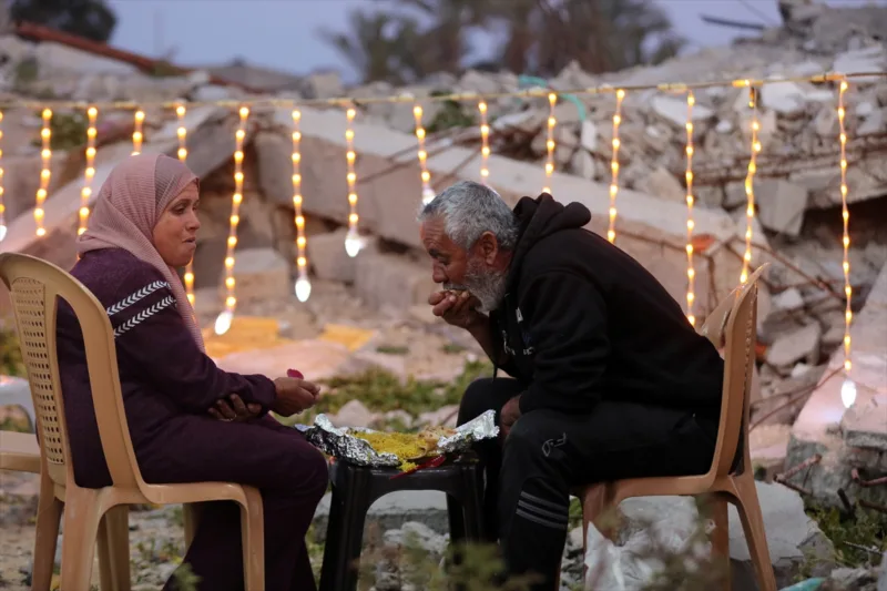 AA-20240311-33961973-33961971-RAMAZAN_U_GAZI_PALESTINCI_SE_IFTARE_NA_RUSEVINAMA_SVOJIH_DOMOVA