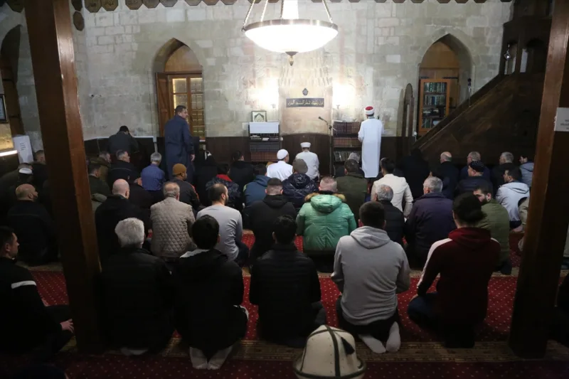 AA-20240310-33952445-33952439-BEOGRAD_U_BAJRAKLI_DZAMIJI_KLANJANA_PRVA_TERAVIJA