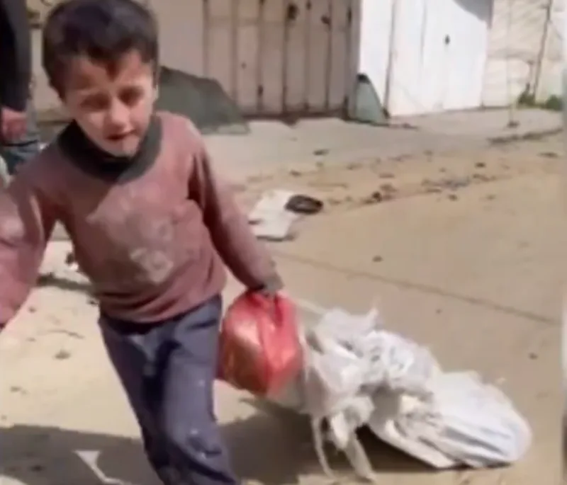 gaza djecak vuce vrecu brasna