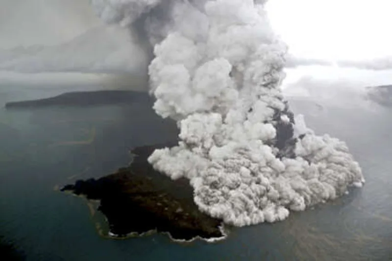 Tsunami hits Sunda Strait in Western Indonesia