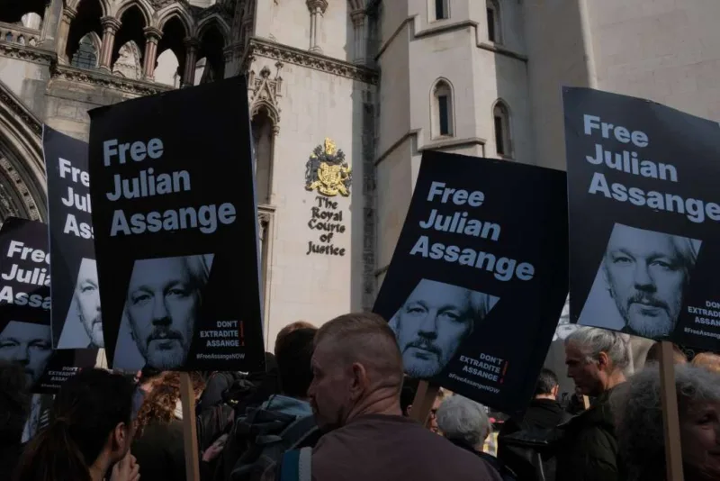 julian assange protesti