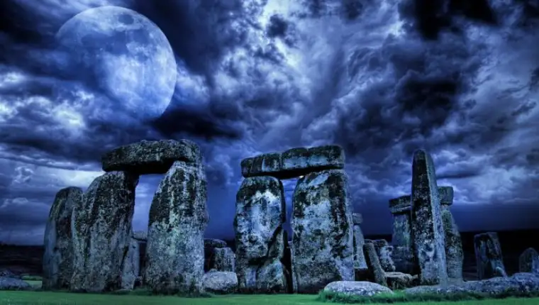stonehenge-3402627_1280-696x463