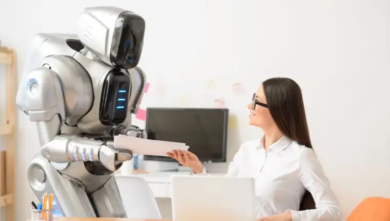 robot u kancelariji