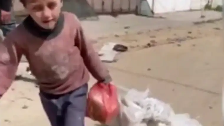 gaza djecak vuce vrecu brasna