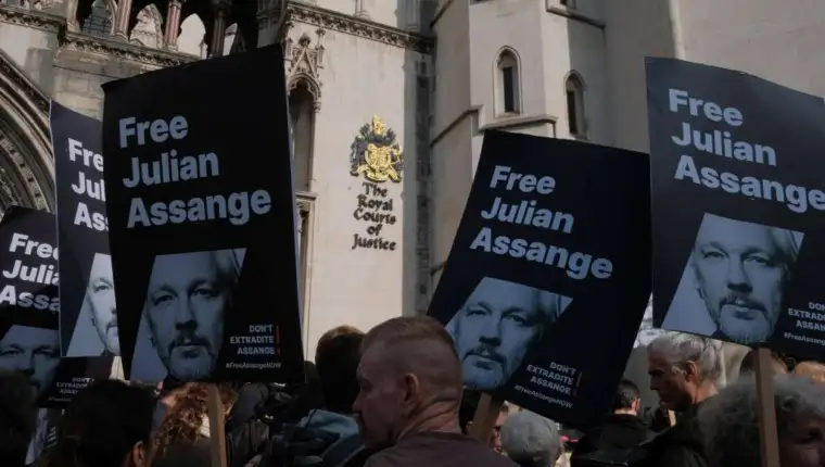 julian assange protesti