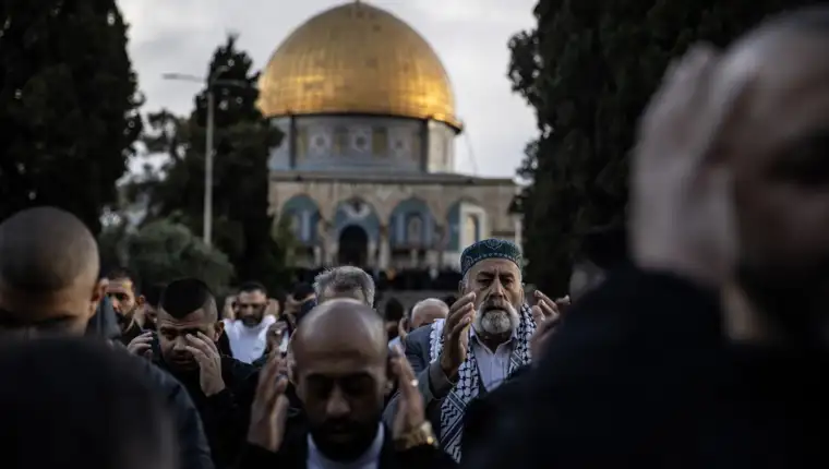 AA-20240410-34234592-34234580-UPRKOS_IZRAELSKIM_RESTRIKCIJAMA_BAJRAMNAMAZ_U_ALAKSI_KLANJALO_VISE_OD_60000_VJERNIKA