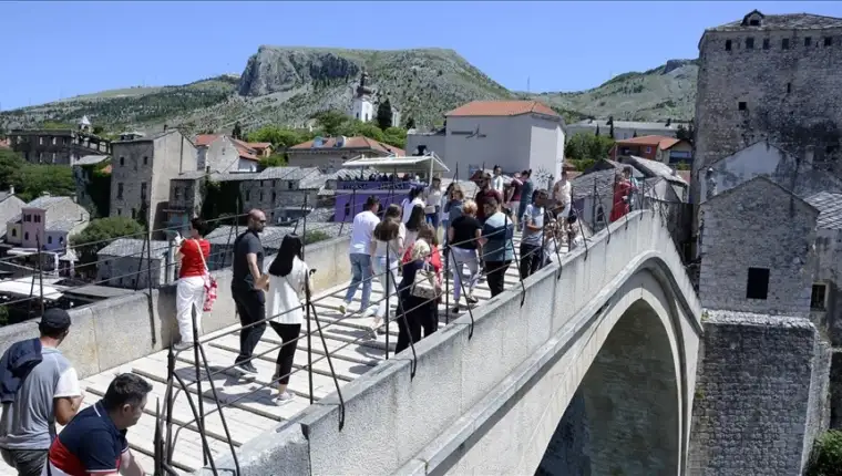 sunčano mostar turisti