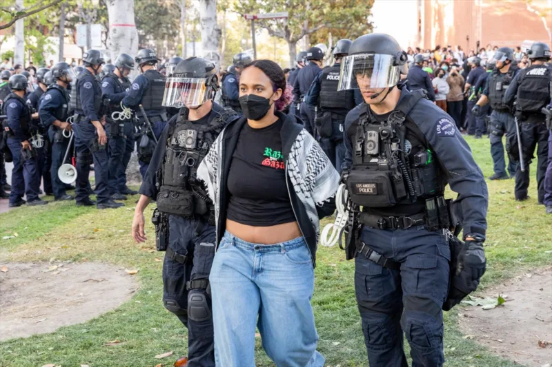 AA-20240425-34372290-34372281-SAD_POLICIJA_U_LOS_ANGELESU_INTERVENISALA_PROTIV_PROPALESTINSKIH_DEMONSTRANATA