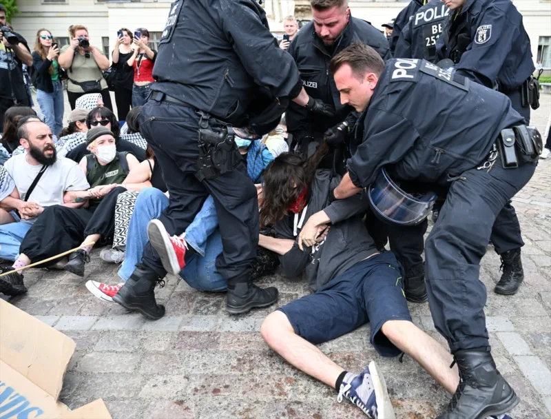 AA-20240503-34452306-34452297-NJEMACKA_POLICIJA_INTERVENISALA_TOKOM_PROPALESTINSKOG_PROTESTA_U_UNIVERZITETSKOM_KAMPUSU