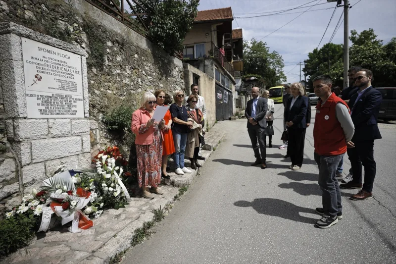 AA-20240517-34591828-34591815-SARAJEVO_NA_VISEGRADSKOJ_KAPIJI_ODATA_POCAST_HUMANITARCU_FREDERICU_MAURICEU