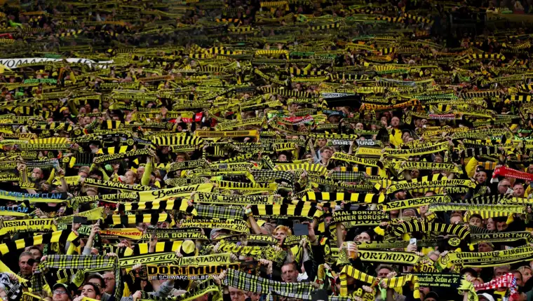 Borussia-Dortmund-fans-2022