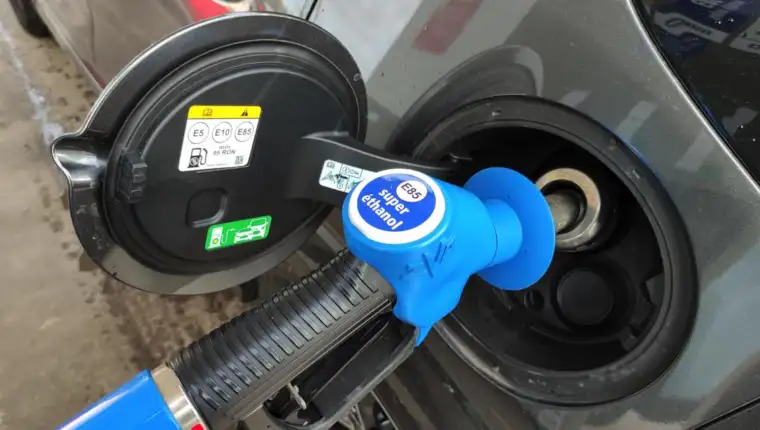etanol automobil