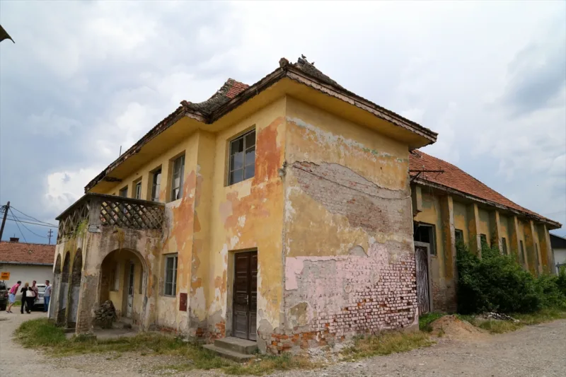 AA-20240607-34803023-34803017-DOM_KULTURE_U_PILICI_JEDAN_OD_KLJUCNIH_DOKAZA_KONTINUITETA_ZLOCINA_NAD_BOSNJACIMA