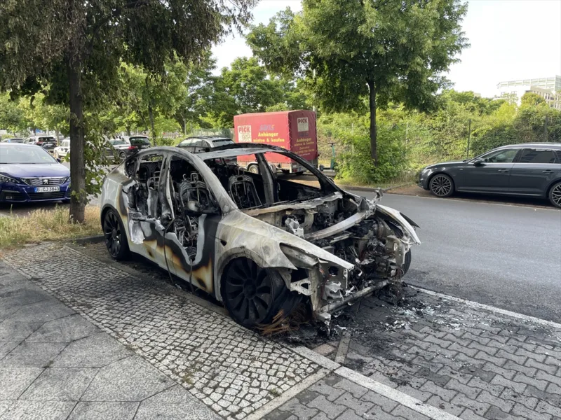AA-20240618-34914541-34914537-AUTOMOBILI_TESLA_ZAPALJENI_U_BERLINU_NAKON_PRIJETNJI_EKSTREMNO_LJEVICARSKE_GRUPE