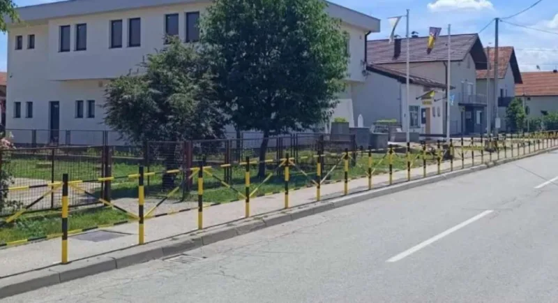 brčko, ograde ispred škole