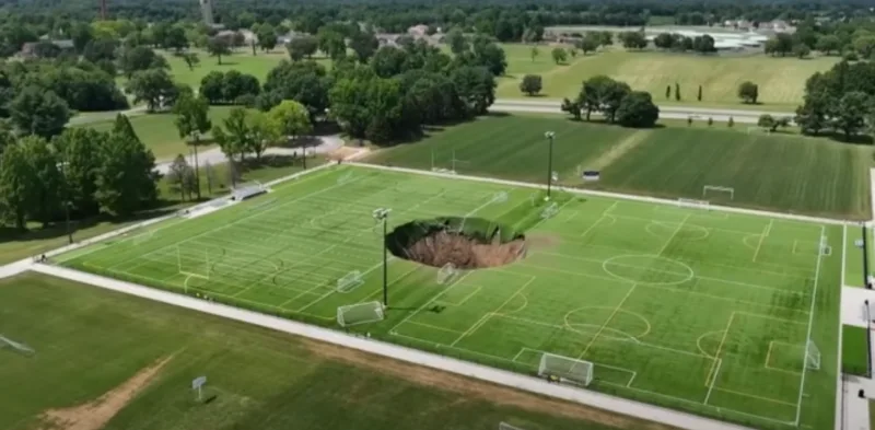 rupa na terenu stadiona amerika