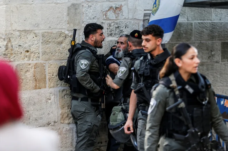 AA-20240616-34891149-34891136-BAJRAMNAMAZ_U_DZAMIJI_ALAKSA_KLANJAN_POD_RESTRIKCIJAMA_IZRAELSKE_POLICIJE