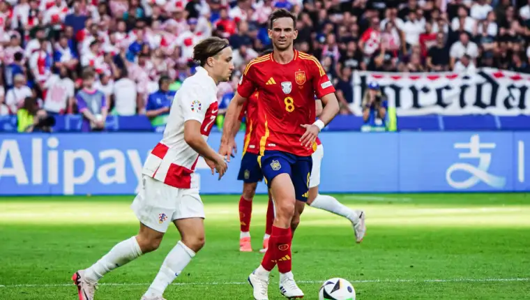 Lovro Majer (Kroatien, 07), Fabian Ruiz (Spanien, 08) GER, Spanien vs. Kroatien, Fussball Europameisterschaft, UEFA EURO