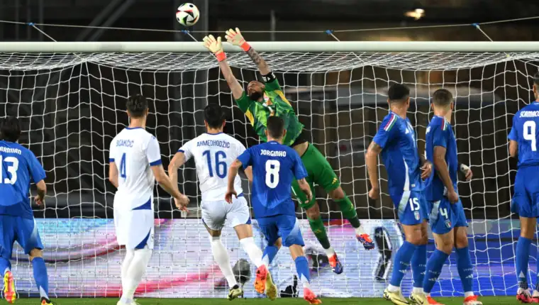 Gianluigi-Donnarumma-Italy-Bosnia-save