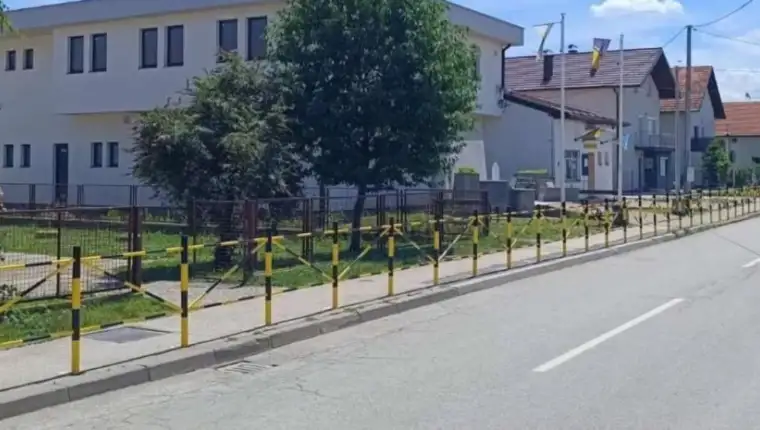 brčko, ograde ispred škole
