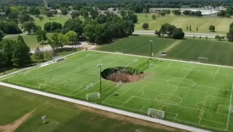 rupa na terenu stadiona amerika