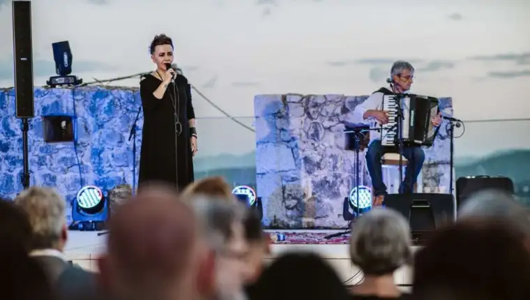 AMIRA MEDUNJANIN POČITELJ