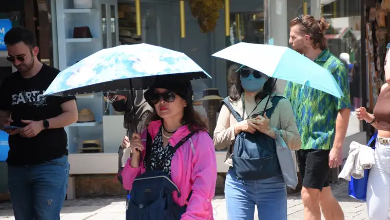 AA-20240630-35013146-35013137-BROJNI_TURISTI_NA_ULICAMA_SARAJEVA