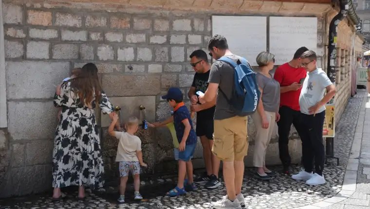 AA-20240630-35013146-35013142-BROJNI_TURISTI_NA_ULICAMA_SARAJEVA