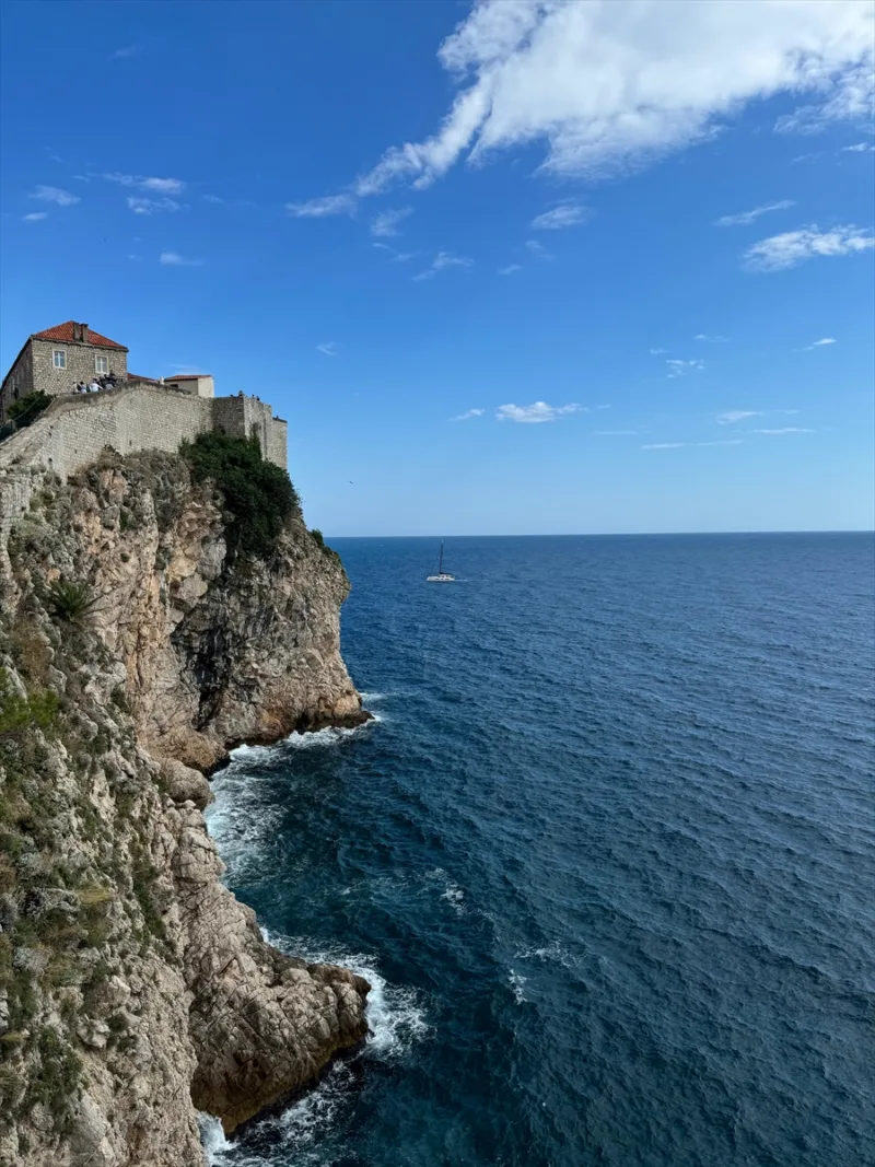 AA-20240728-35252798-35252792-MJESTO_NA_JADRANU_GDJE_SU_SNIMANE_POZNATE_SERIJE_I_FILMOVI_DUBROVNIK_GRAD_SUSRETA_HISTORIJE_I_UMJETNOSTI