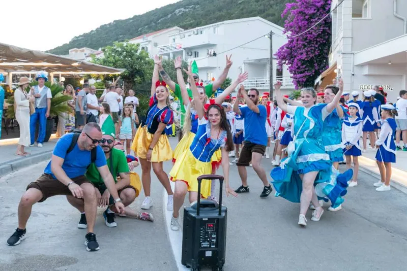 mažoretkinje neum