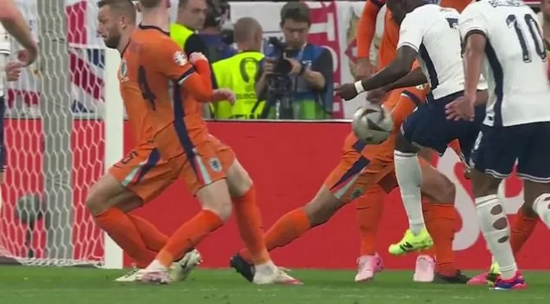 Bukayo Saka igranje rukom