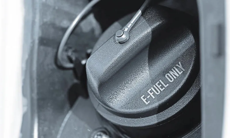Tankdeckel von einem Auto mir dem Hinweis E-Fuel Only