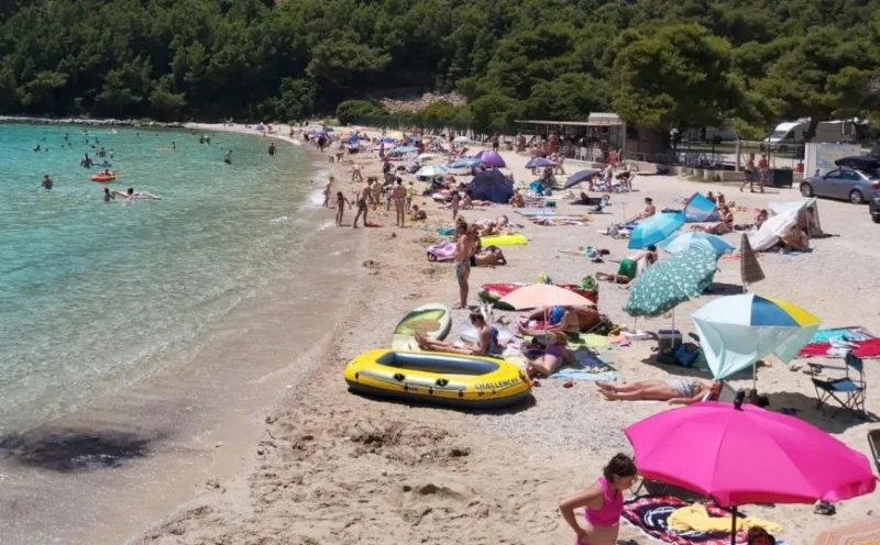 plaza-turisti-kupanje-juli2023-dd