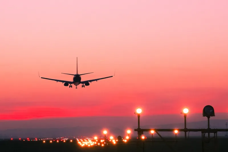 avion-atardecer-pista