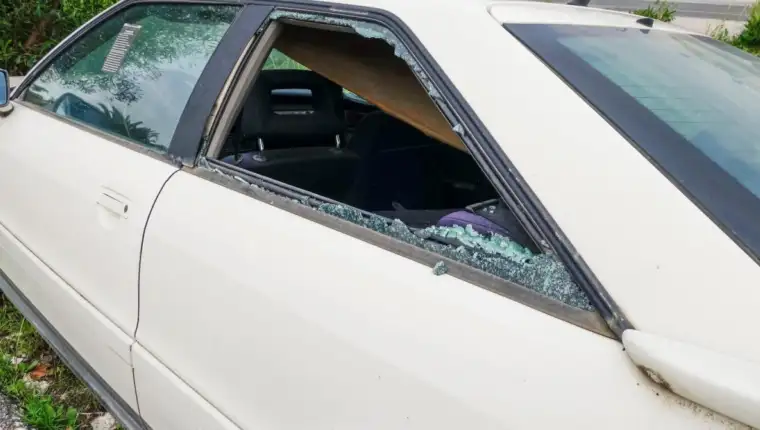 staklo razbijeno, auto