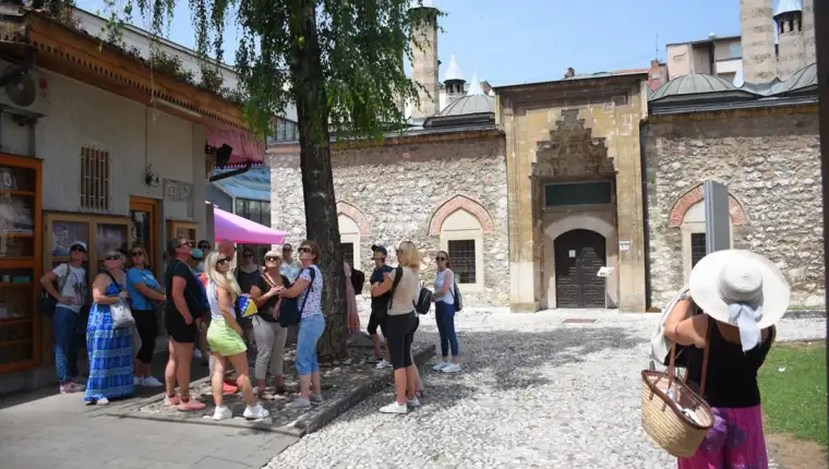 AA-20240630-35013146-35013127-BROJNI_TURISTI_NA_ULICAMA_SARAJEVA